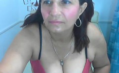 Stacked MILF in a pink bra lies in bed to masturbate on web